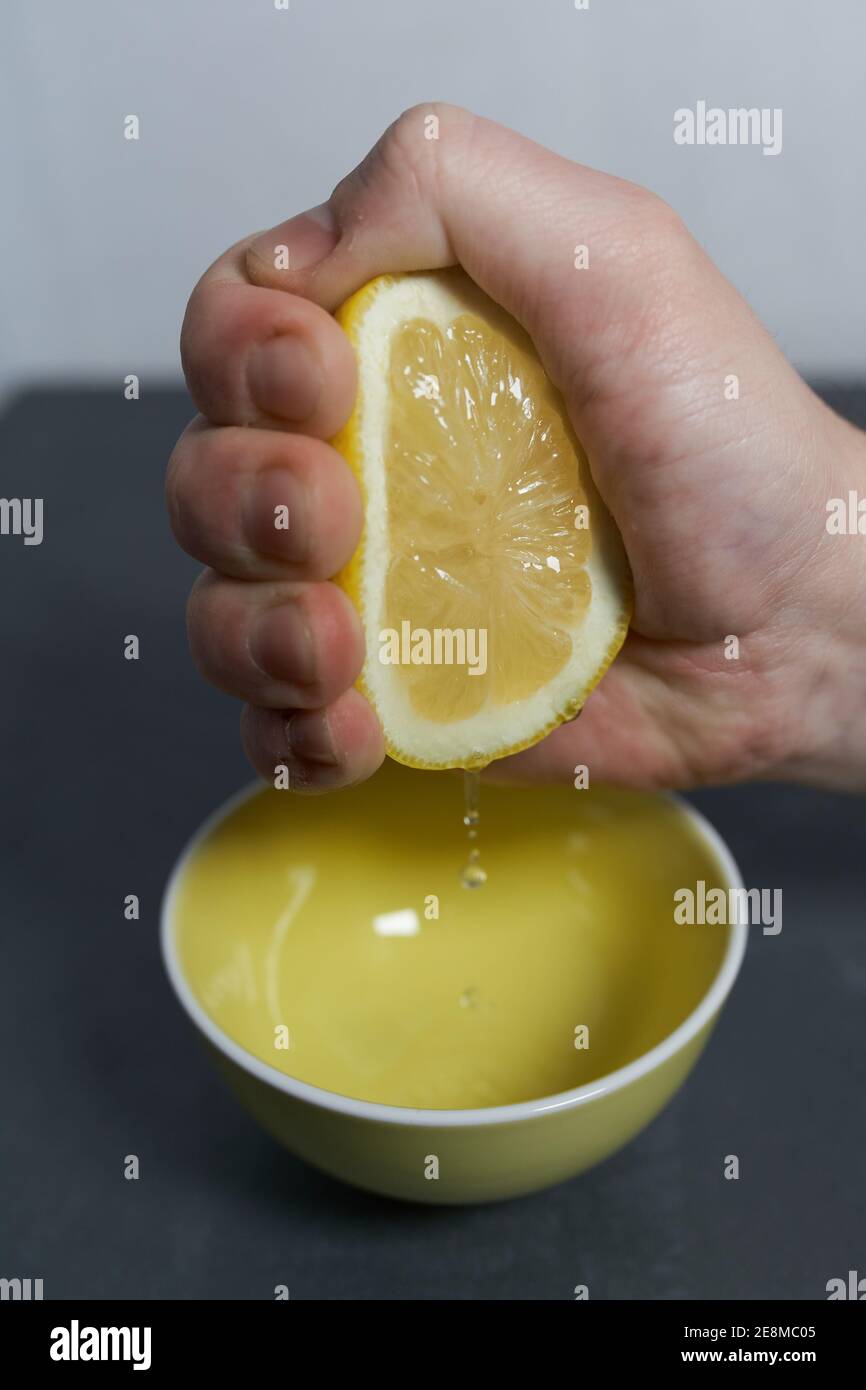 Hand squeeze lemons hires stock photography and images Alamy