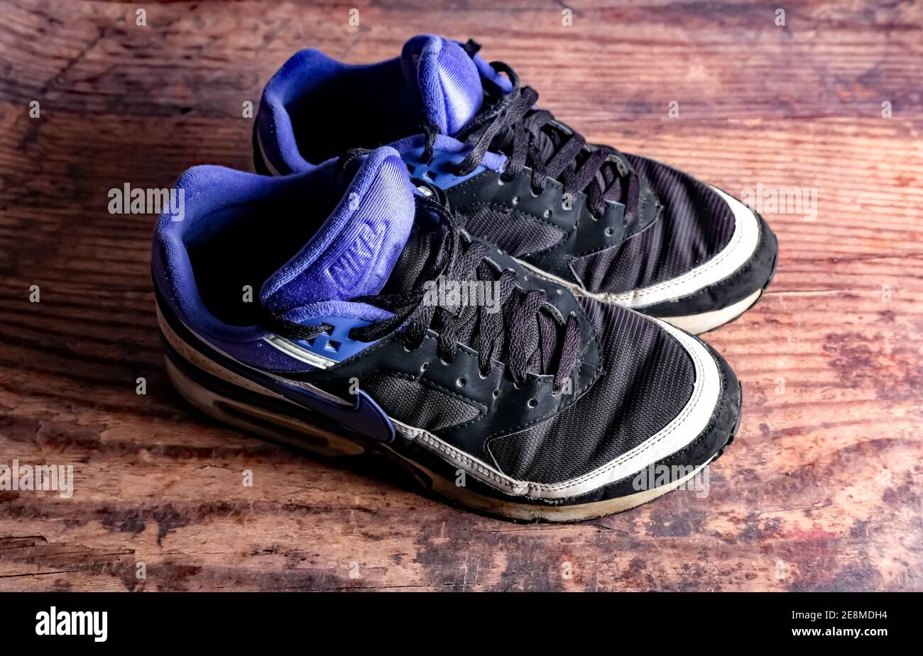 Oeste instalaciones Ambicioso Norwich, Norfolk, UK – December 19 2020. An illustrative photo of a pair of  old and well worn retro Nike Air Max Classic trainers in black and purple  Stock Photo - Alamy