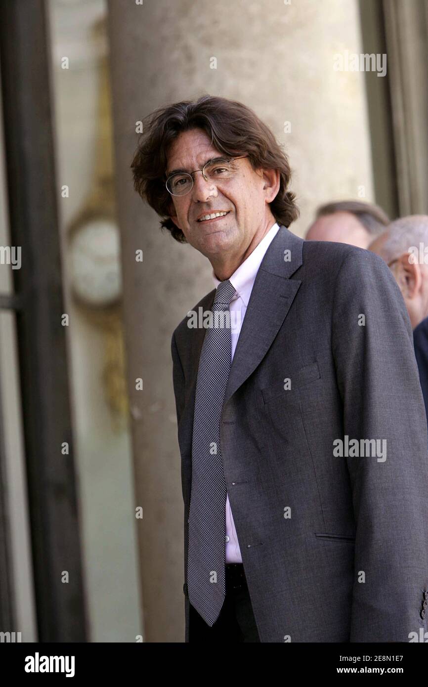 Former Socialist Education minister Luc Ferry arrives to attend the first meeting of the new reform commission on July 18, 2007, at the Elysee Palace in Paris, France. Sarkozy's reform commission wants to modernizing France's Political institutions. Photo by Mousse/ABACAPRESS.COM Stock Photo