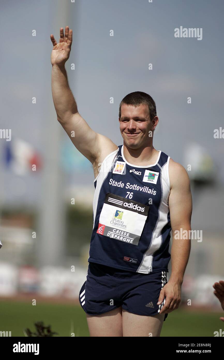 France's Fr d ric Pouzy poses with his gold medal on the hammer throw
