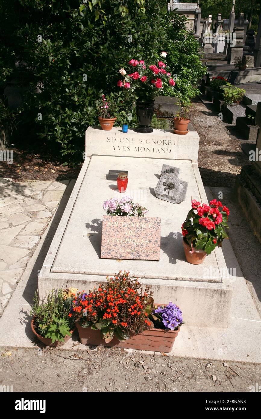 Tombe De Simone Signoret Et Yves Montand Simone Signoret Yves Montand High Resolution Stock Photography and