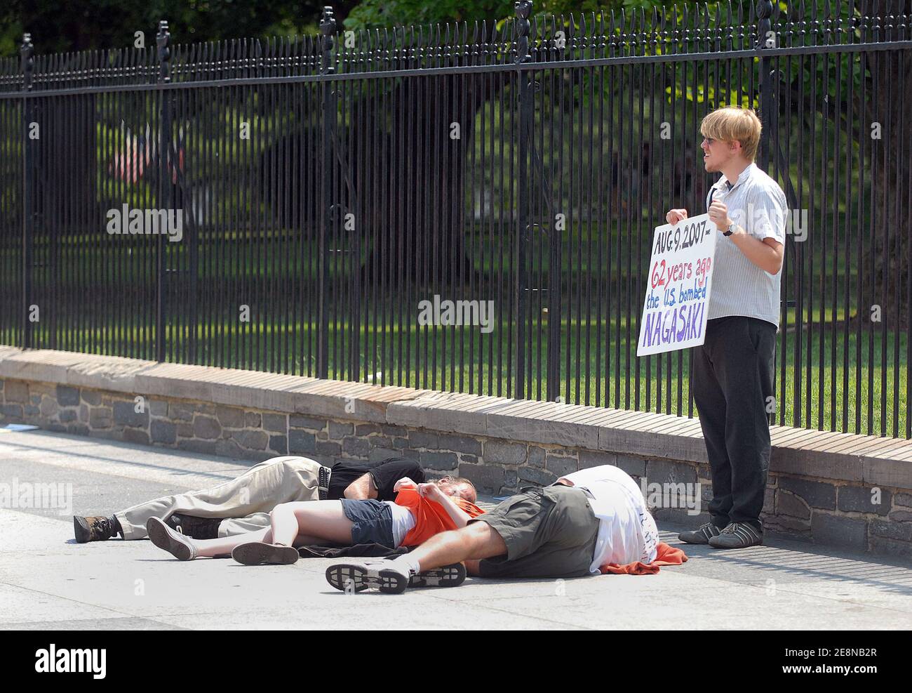 Peace activists commemorate anniversaries of the U.S. atomic bombings of Hiroshima and Nagasaki in front of the White House, in Washington, DC, USA, on August 9, 2007. Nagasaki was struck by an atomic bomb on August 9, 1945. Photo by Olivier Douliery/ABACAPRESS.COM Stock Photo