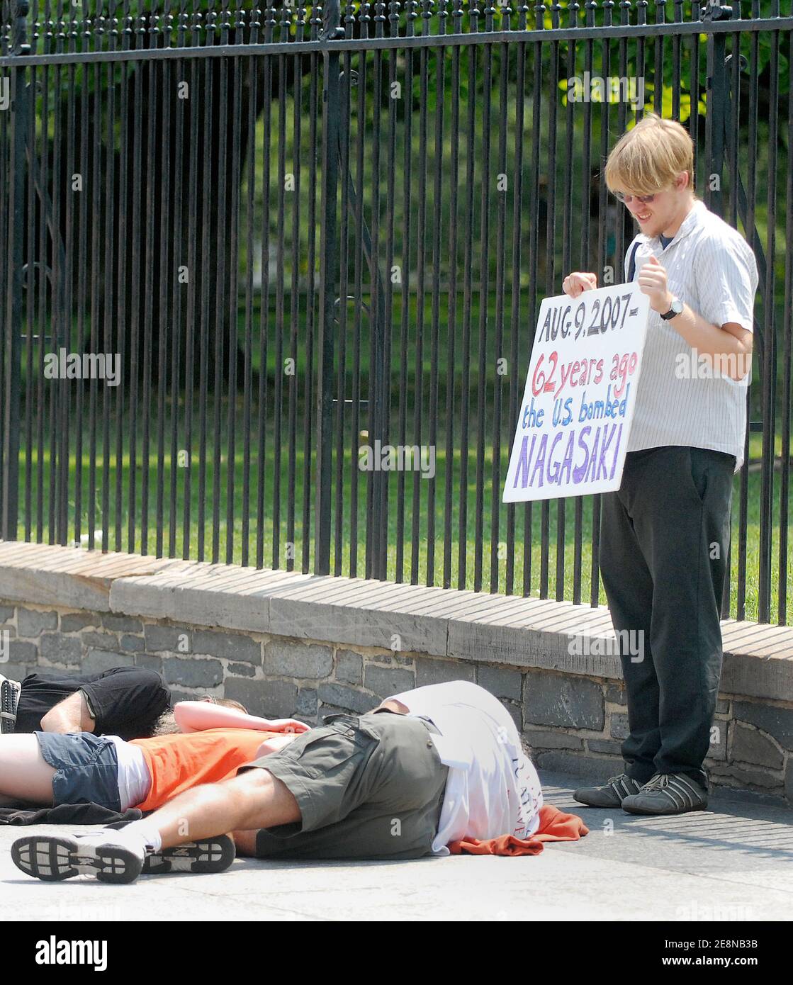 Peace activists commemorate anniversaries of the U.S. atomic bombings of Hiroshima and Nagasaki in front of the White House, in Washington, DC, USA, on August 9, 2007. Nagasaki was struck by an atomic bomb on August 9, 1945. Photo by Olivier Douliery/ABACAPRESS.COM Stock Photo