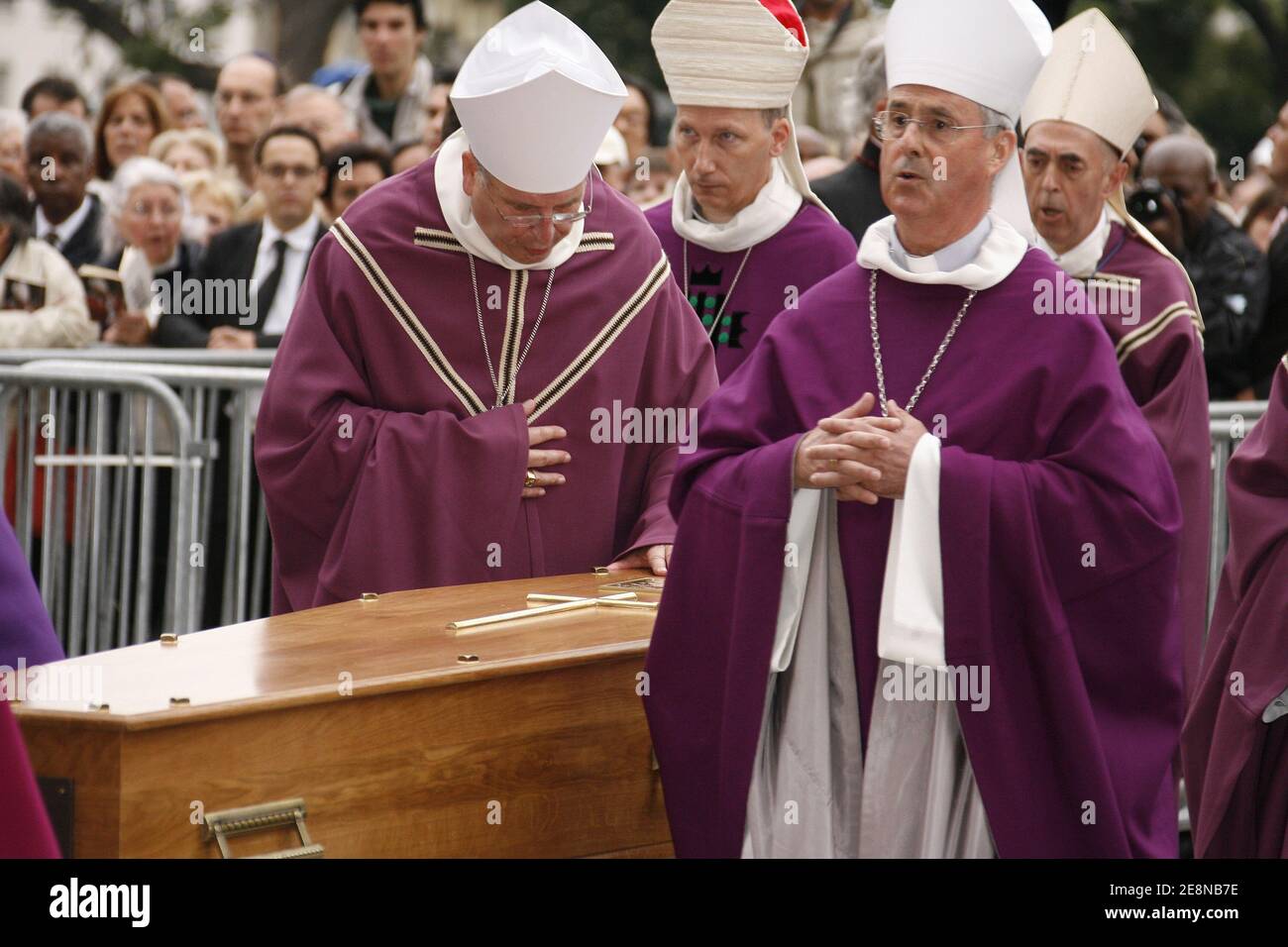 The coffin of Jean-Marie Lustiger is carried at Notre-Dame Cathedral in  Paris, France on August 10, 2007. Photo by Thierry Orban/ABACAPRESS.COM  Stock Photo - Alamy