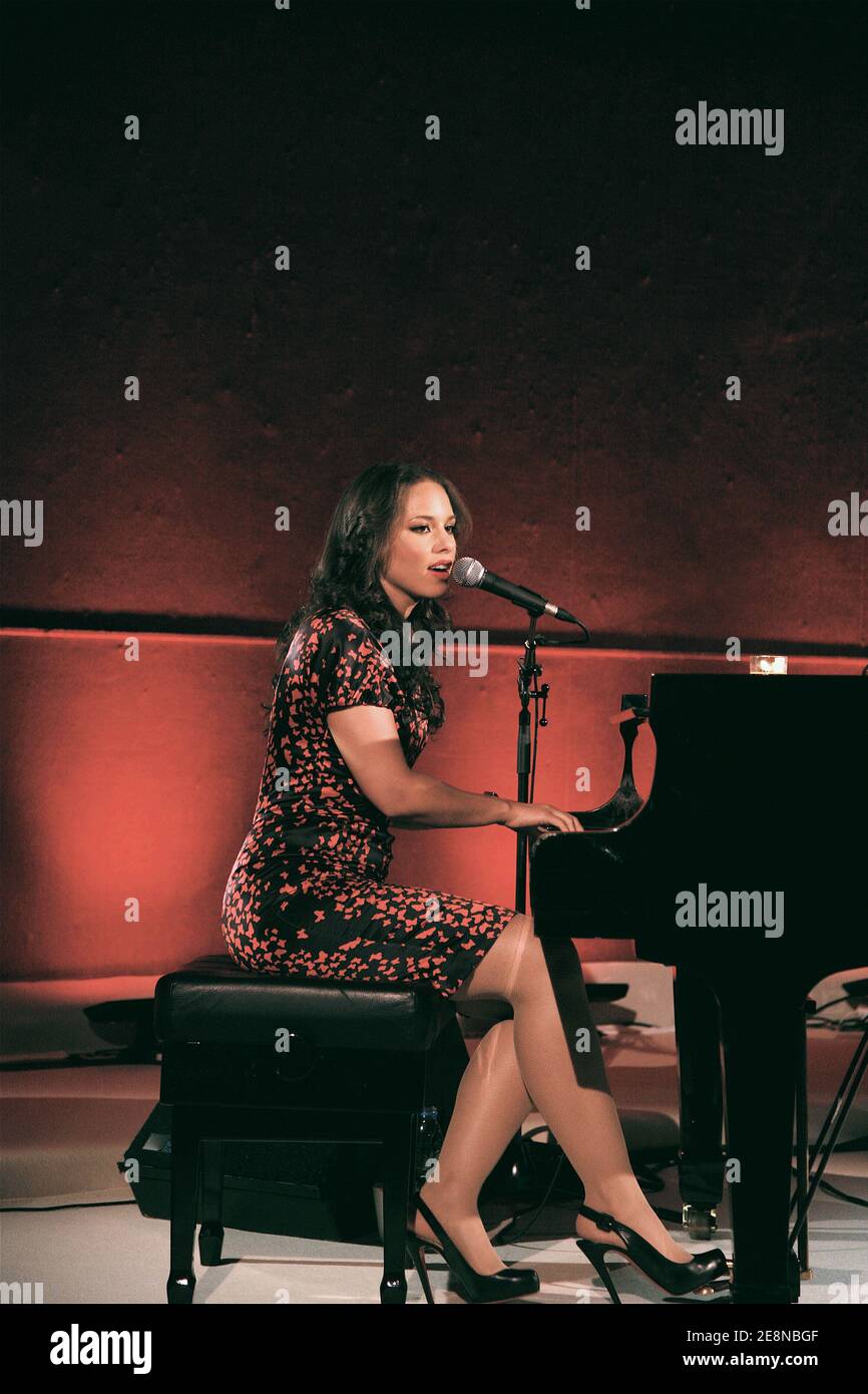 US singer Alicia Keys performs live at the piano during a private show case  at Drouot Montaigne in Paris, France on july 25, 2007. She presented her  upcoming album 'As I Am'