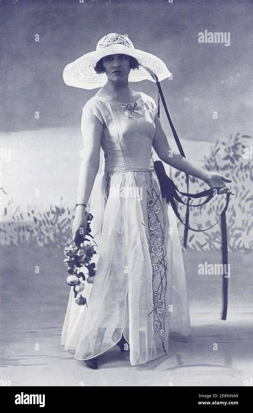 Moment Bewustzijn Bel terug Miss Lilian Greuze, ensemble by Jeanne Lanvin, Les Modes July 1922 Stock  Photo - Alamy