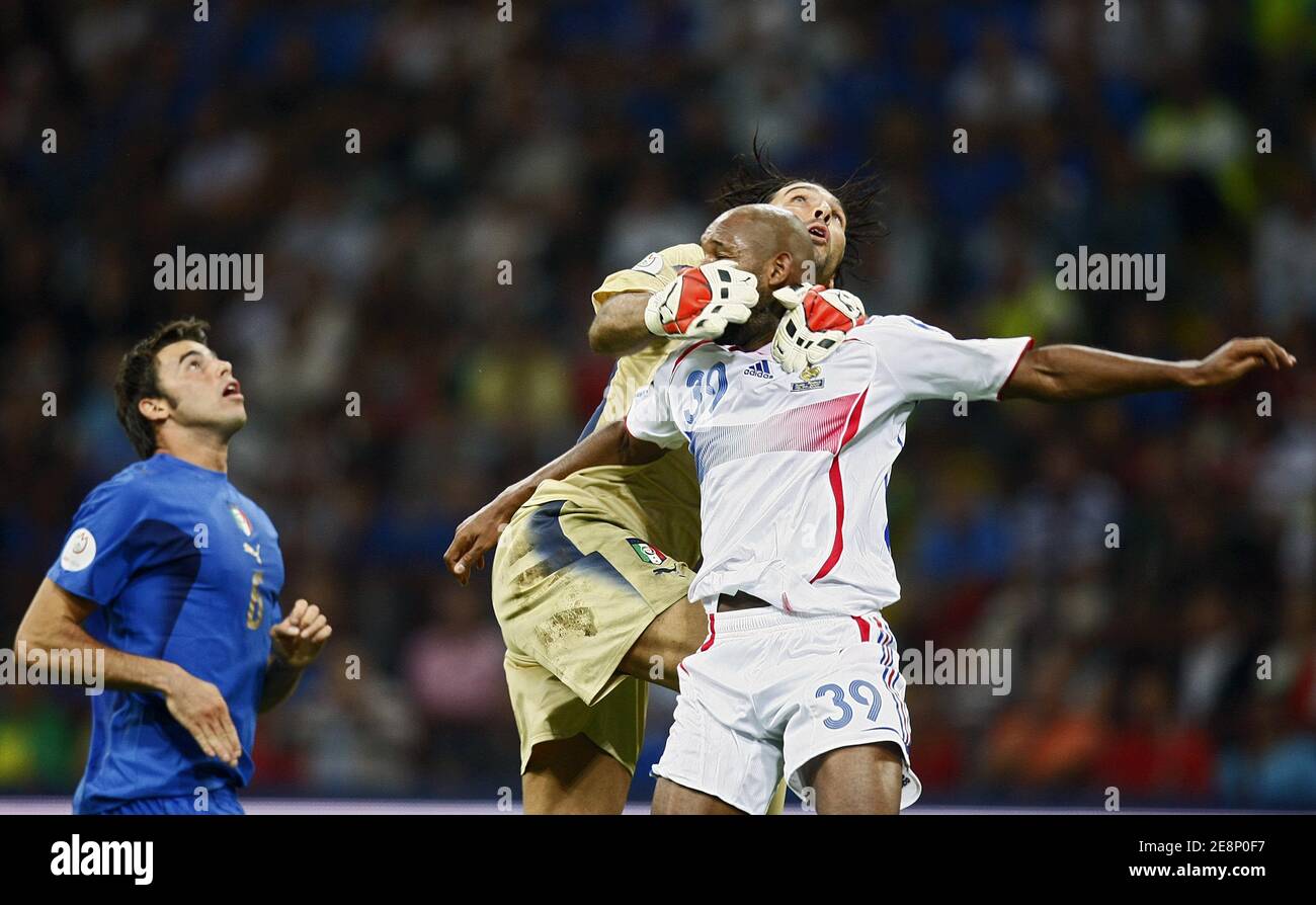 Italy's Gianluigi Buffon and France's Nicolas Anelka battle for the ball during the 2008 UEFA European Football Championship qualifying match Italy vs France in Milan, Italy, on September 9, 2007. The game ended in a draw 0-0. Photo by Christian Liewig/ABACAPRESS.COM Stock Photo