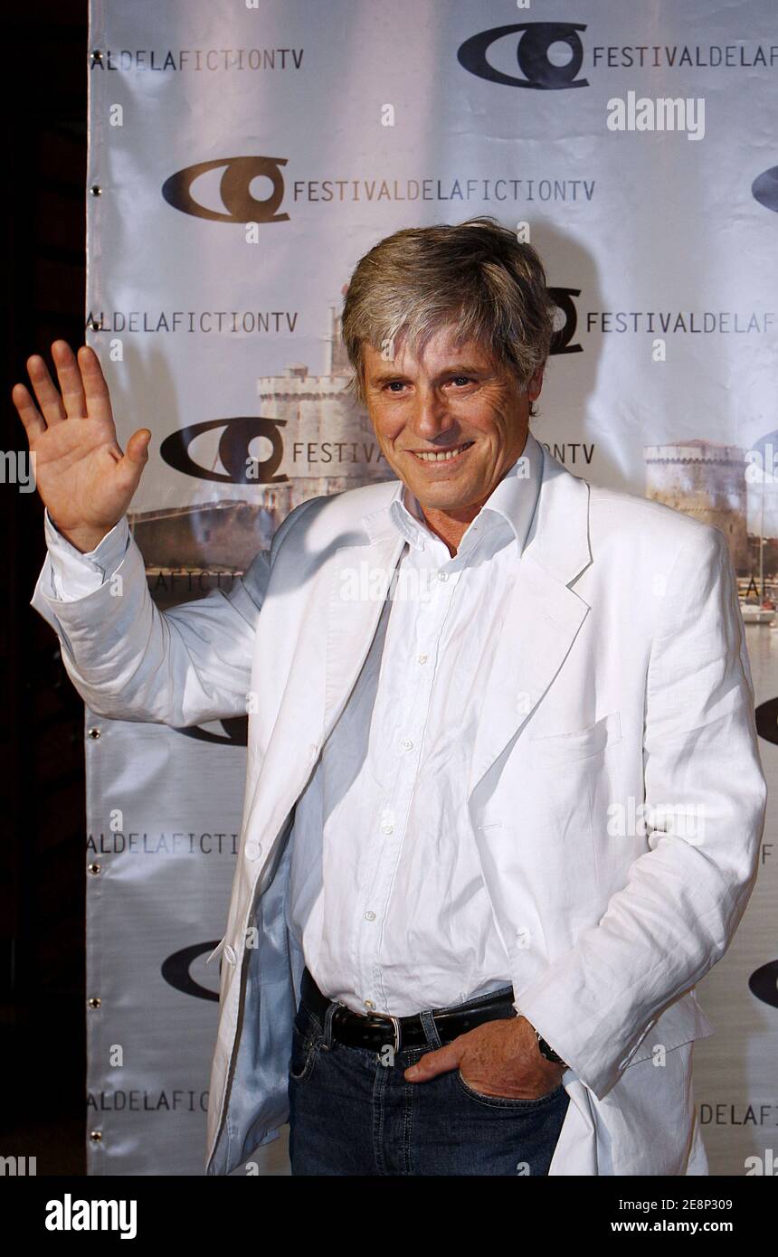 French actor Jean-Claude Dauphin poses at a photocall during the 9th TV  Fiction Festival of La Rochelle, France on September 12, 2007. Photo by  Patrick Bernard/ABACAPRESS.COM Stock Photo - Alamy