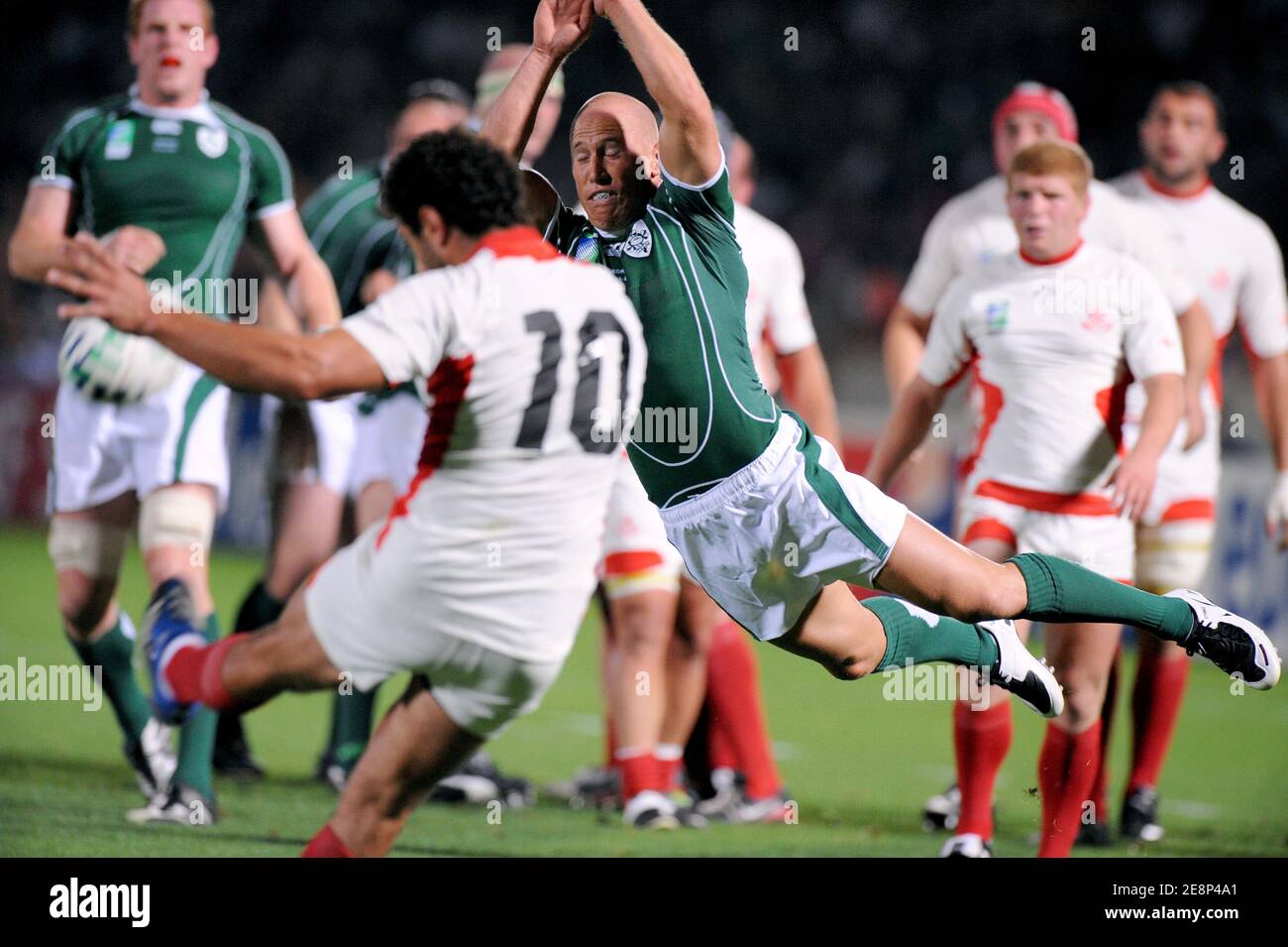 Georgia's Merab Kvirikashvili and Ireland's winger Denis Hickie during the IRB Rugby World Cup 2007, Pool D, Ireland vs Georgia at the Chaban Delmas Stadium in Bordeaux, France on September 15, 2007. Photo by Nicolas Gouhier/Cameleon/ABACAPRESS.COM Stock Photo