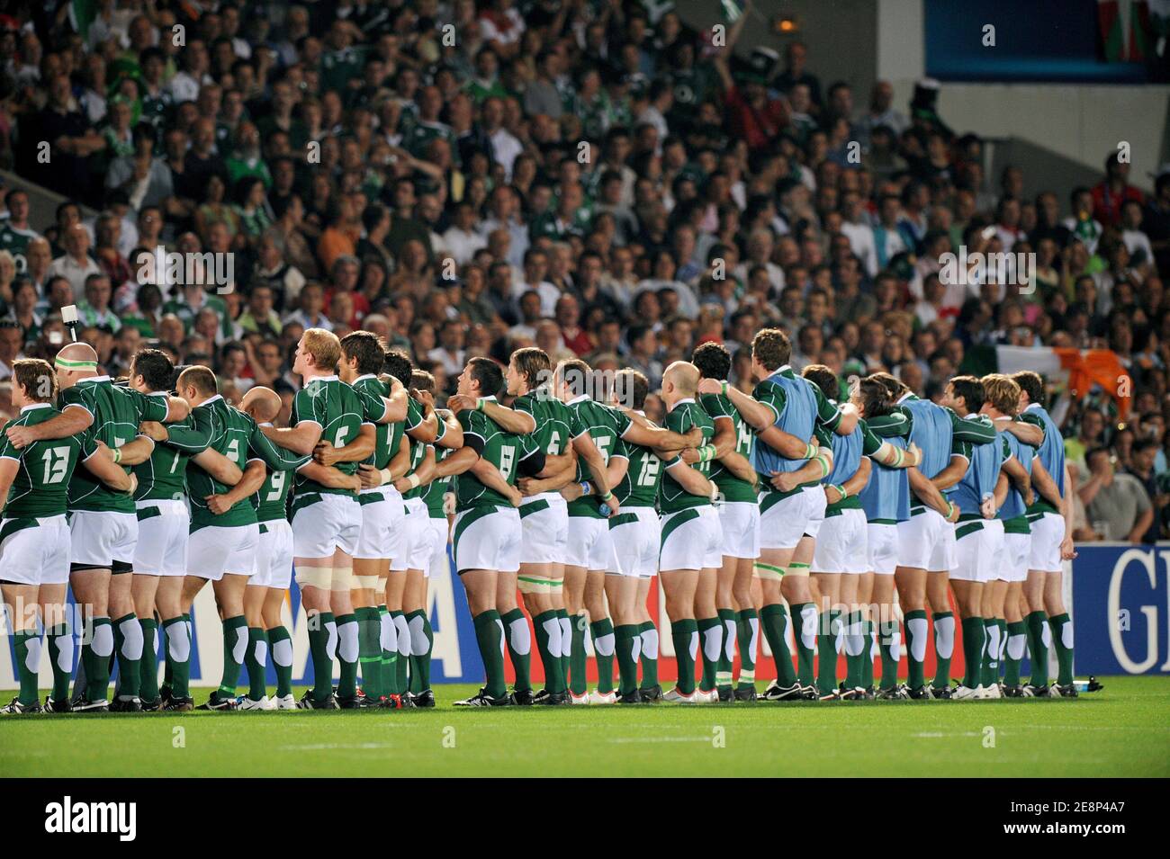 The Ireland players sing their national anthem prior to the IRB Rugby World Cup 2007, Pool D, Ireland vs Georgia at the Chaban Delmas Stadium in Bordeaux, France on September 15, 2007. Photo by Nicolas Gouhier/Cameleon/ABACAPRESS.COM Stock Photo