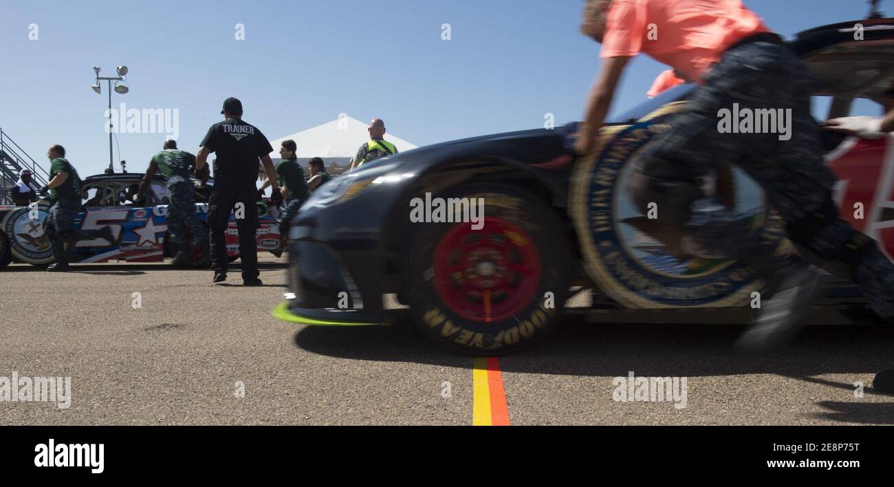 Military Pit Crew Challenge 150919 Stock Photo Alamy