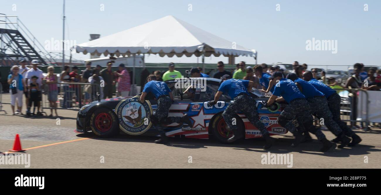 Military Pit Crew Challenge 150919 Stock Photo Alamy