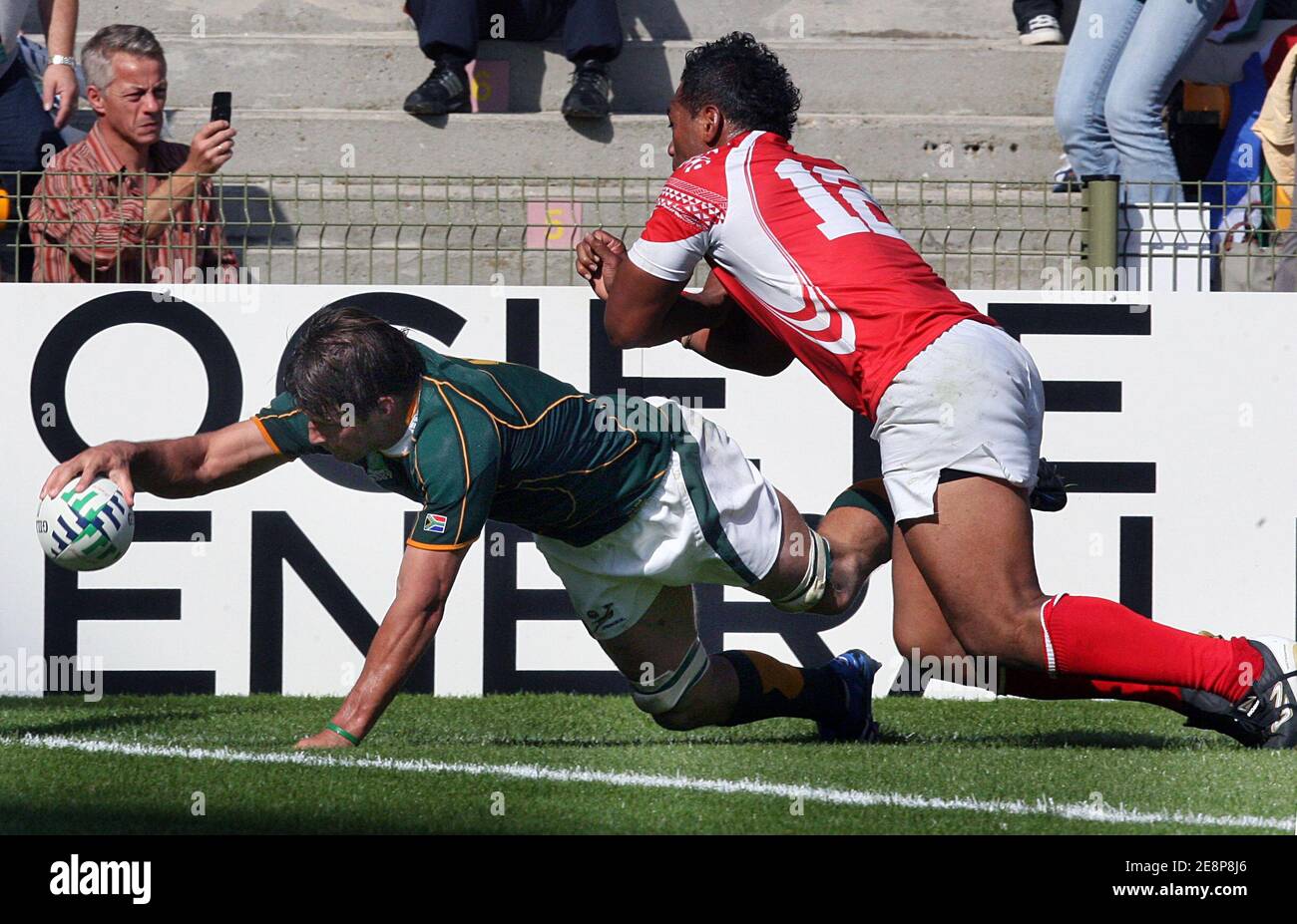 South Africa's captain Bobby Skinstad scores a try during the IRB Rugby World Cup 2007, Pool A, South Africa vs Tonga at the Bollaert stadium in Lens, France on September 22, 2007. Photo by Mehdi Taamallah/Cameleon/ABACAPRESS.COM Stock Photo