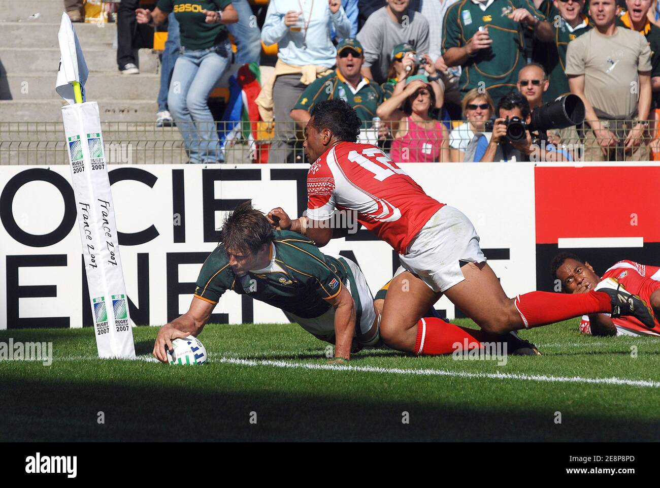 South Africa's captain Bobby Skinstad scores a try during the IRB Rugby World Cup 2007, Pool A, South Africa vs Tonga at the Bollaert stadium in Lens, France on September 22, 2007. Photo by Christophe Guibbaud/Cameleon/ABACAPRESS.COM Stock Photo