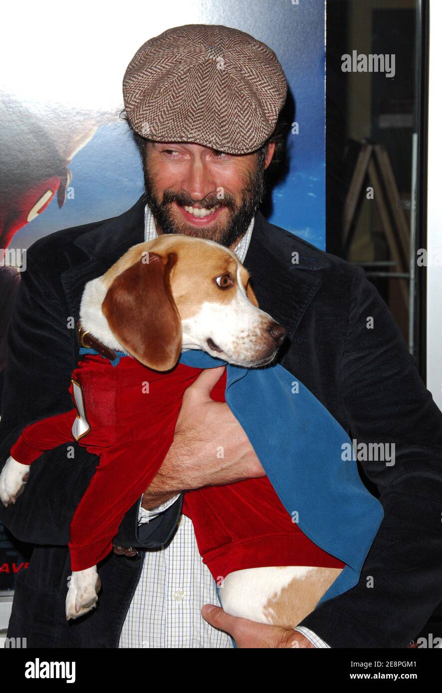 Actor Jason Lee poses with Leo the dog who plays Underdog in the film at the premiere of 'Underdog' held at the Regal E-Walk Stadium 13 theater on Monday, July 30, 2007 in New York City, USA. Photo by Gregorio Binuya/ABACAUSA.COM (Pictured: Jason Lee, Leo) Stock Photo