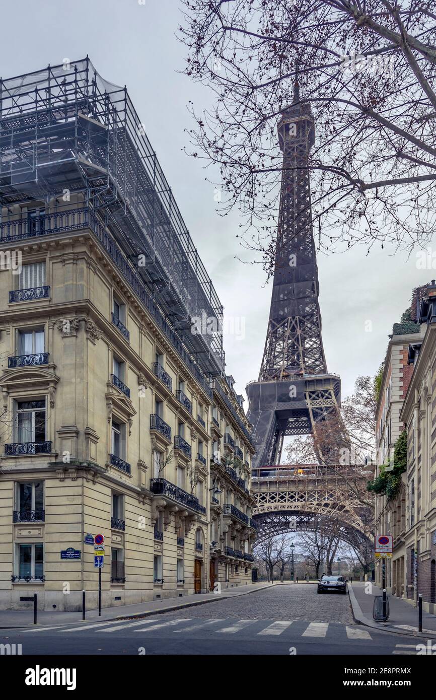 Paris, France - January 20, 2021: A back alley in Paris showcasing the  architecture of the buildings with the Eiffel Tower in the background Stock  Photo - Alamy