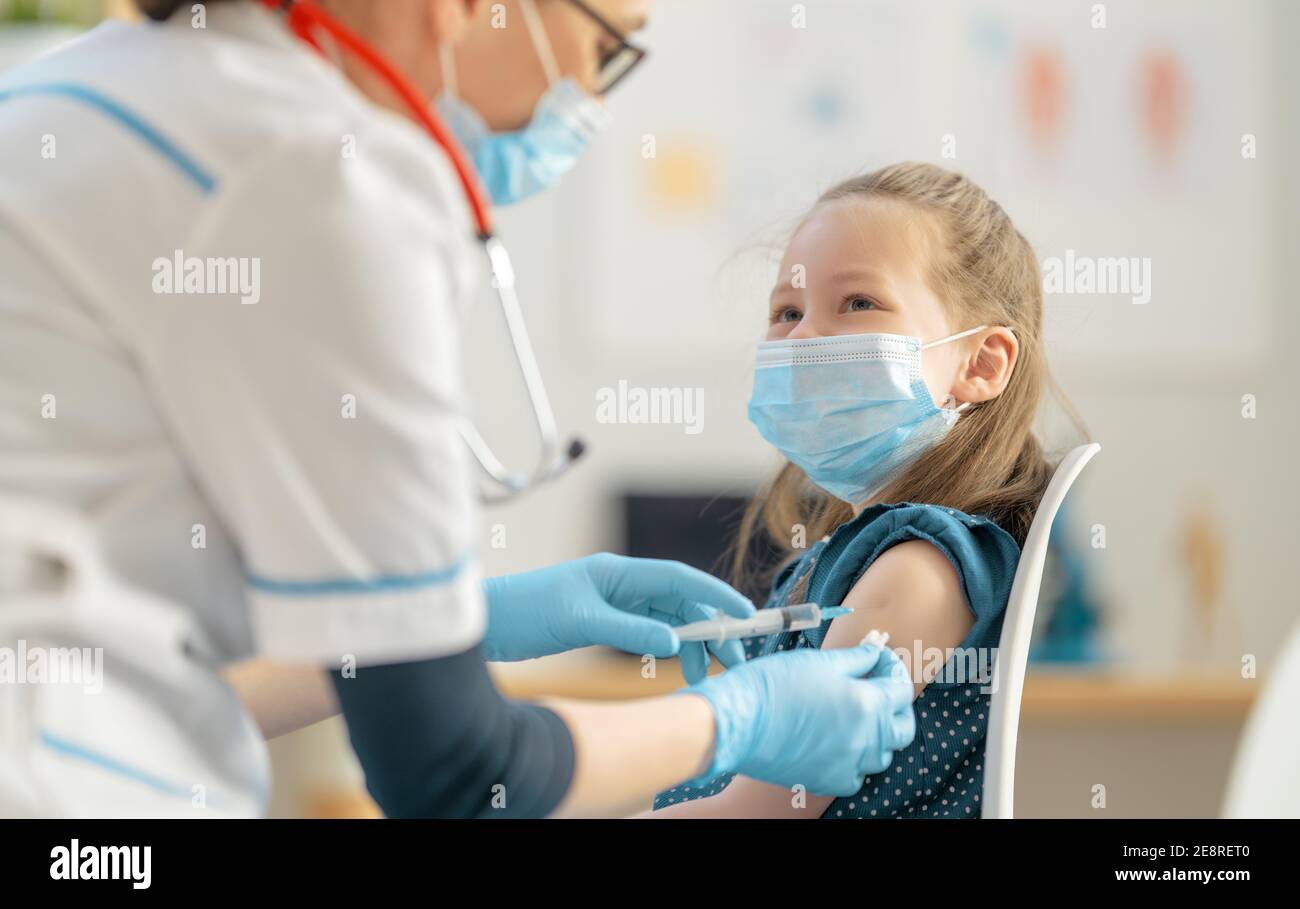 Doctor vaccinating child at hospital Stock Photo - Alamy
