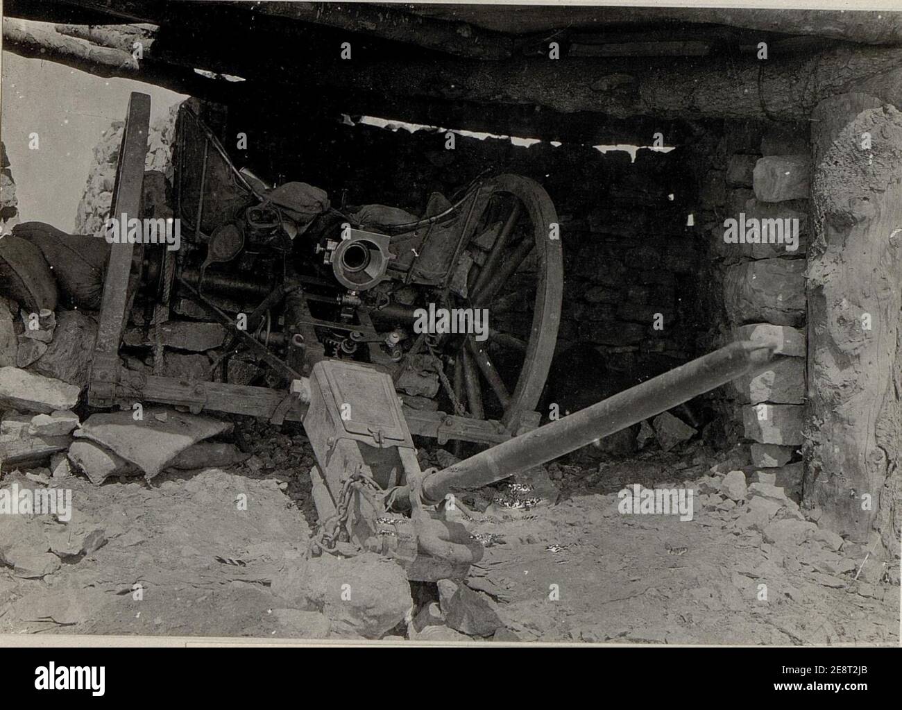 Monte Maggio. Italienisches 7,5cm Geschütz Stock Photo - Alamy