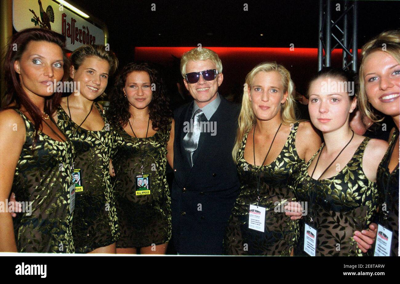 Koeln Arena Cologne Germany 25.9.1999, Boxing: Schulz vs Klitschko, VIP guests: german entertainer Heino with number girls Stock Photo