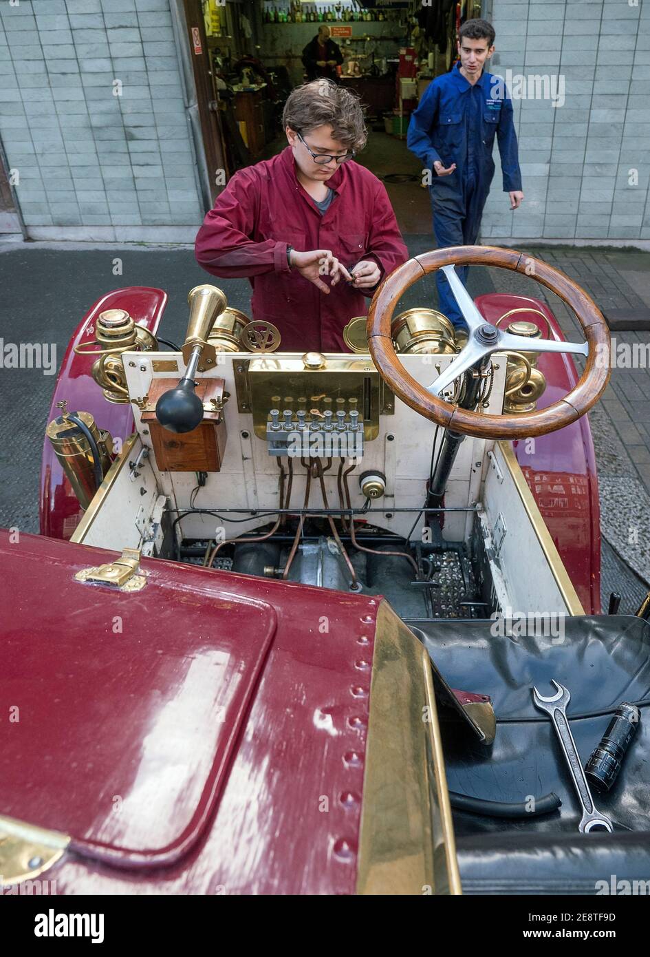 Students working on the a 1902 James & Browne entered by Imperial College on the London to Brighton Veteran car run. 2019 Stock Photo