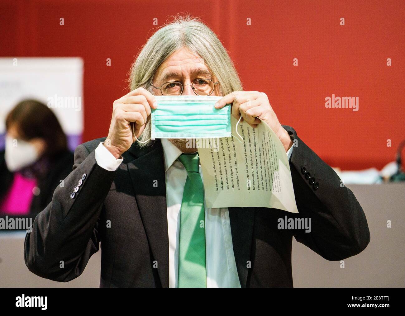 Mainz, Germany. 28th Jan, 2021. Bernhard Braun, parliamentary party leader of Bündnis 90/Die Grünen in Rhineland-Palatinate, puts on a mouth-nose protection. Credit: Andreas Arnold/dpa/Alamy Live News Stock Photo