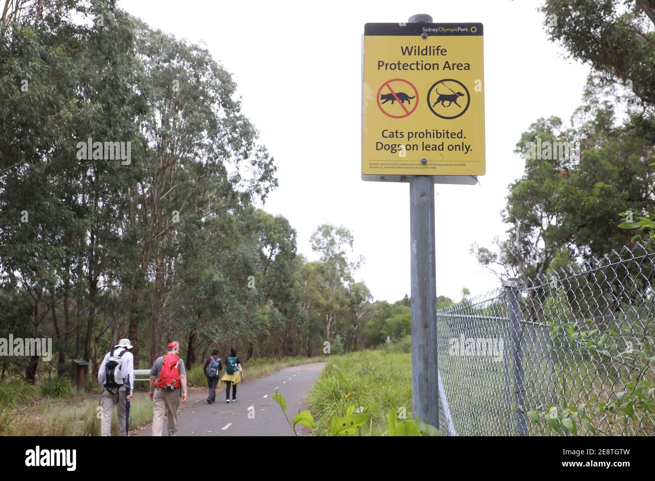 ‘Wildlife Protection Area. Cats prohibited. Dogs on lead only’ sign. Sydney Olympic Park, NSW 2141 Stock Photo
