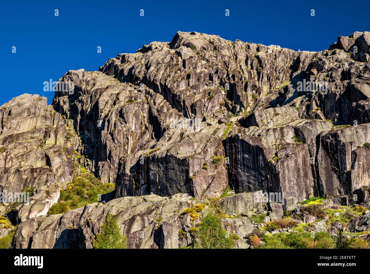 Glacial riegels, granite boulders over Covao Ametade, Cantaros massif, Serra da Estrela Natural Park, Centro region, Portugal Stock Photo