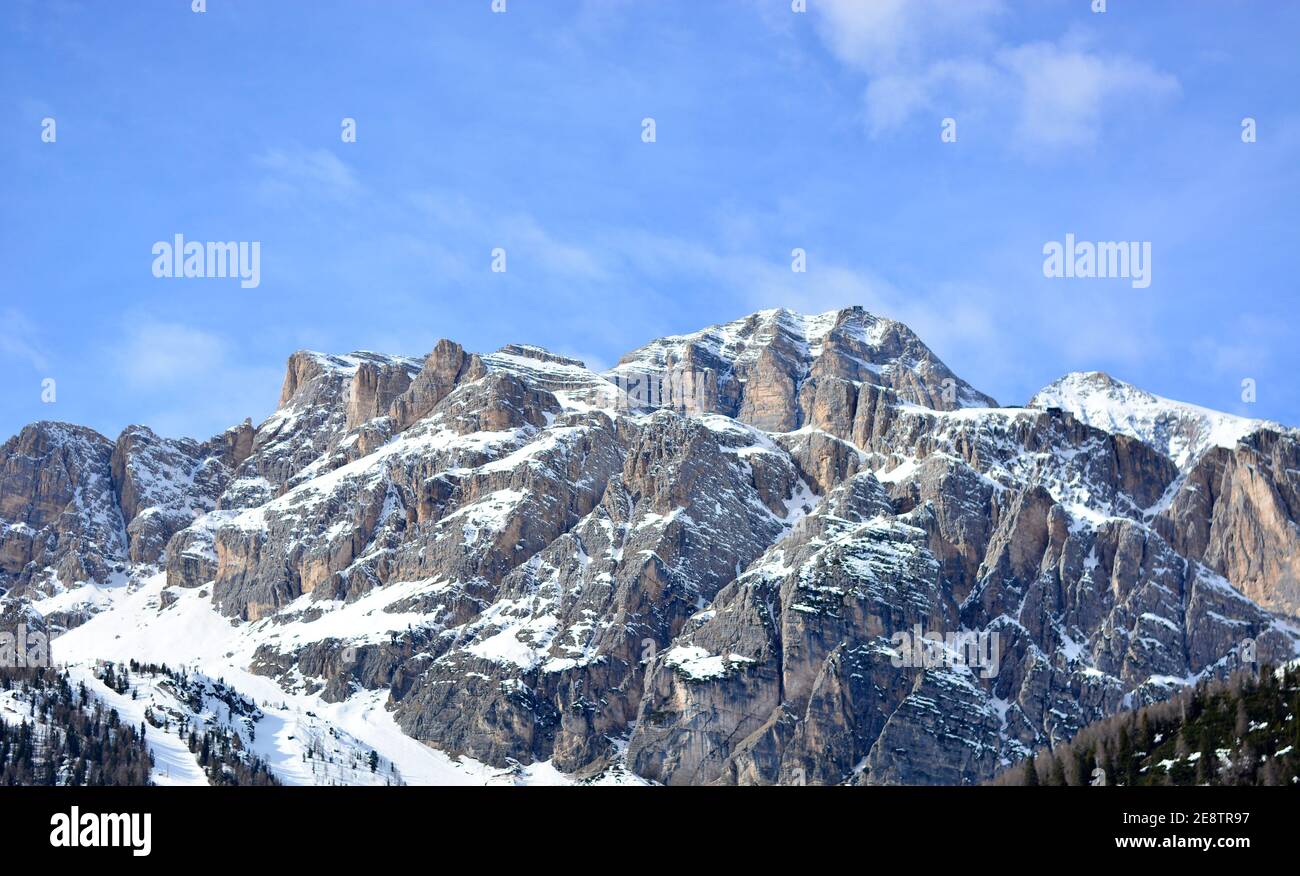 le bellissime Tofane innevate a Cortina D'Ampezzo Stock Photo - Alamy