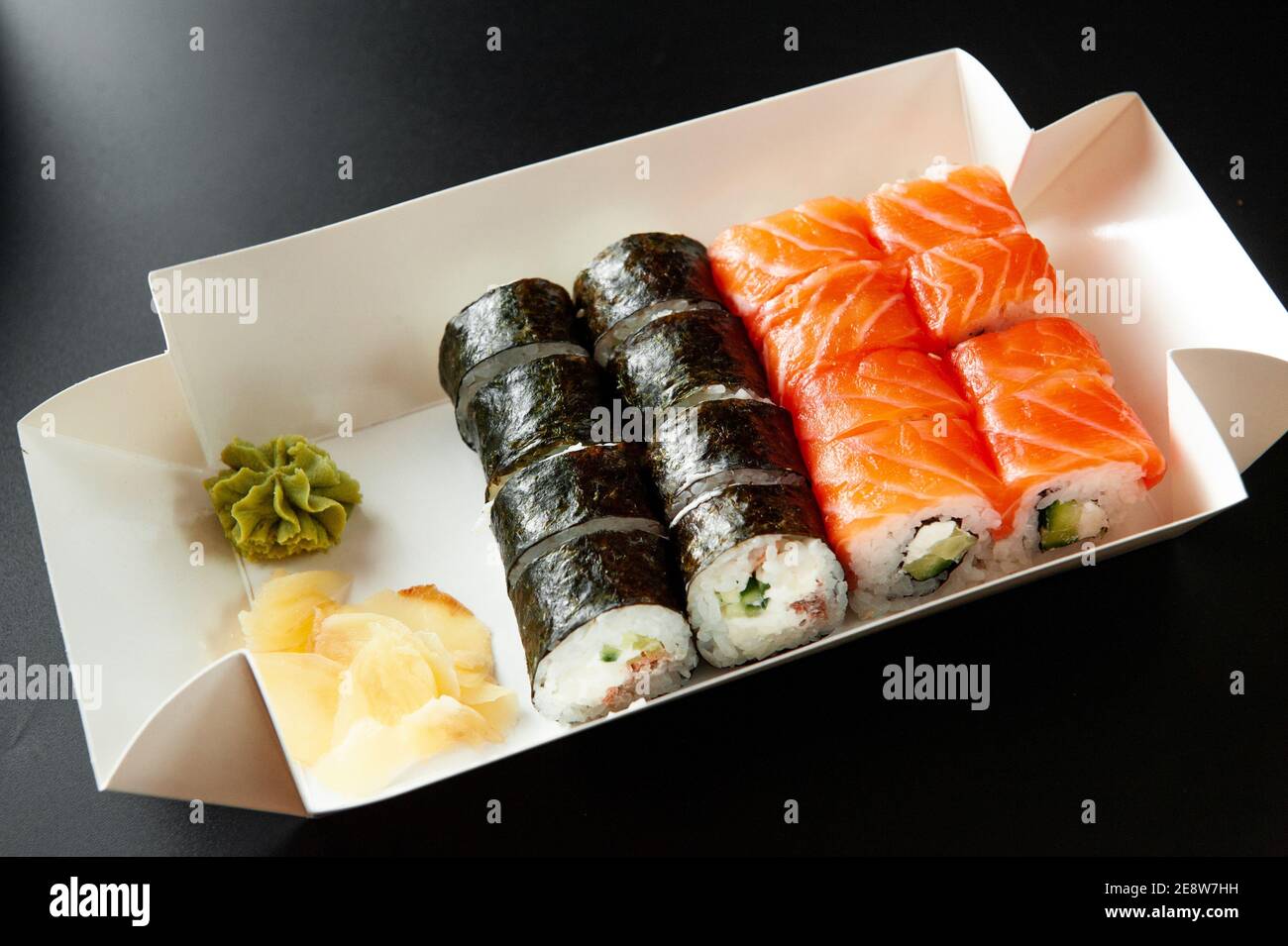 https://c8.alamy.com/comp/2E8W7HH/set-the-menu-sushi-in-a-disposable-container-on-a-black-background-2E8W7HH.jpg