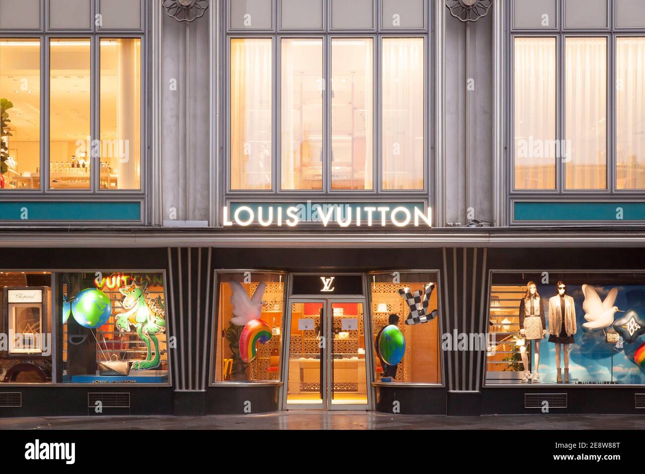 the Louis Vuitton Store at the Blau-Gold-House near the cathedral, Cologne,  Germany. der Louis Vuitton Store im Blau-Gold-Haus an der Domplatte, Koel  Stock Photo - Alamy