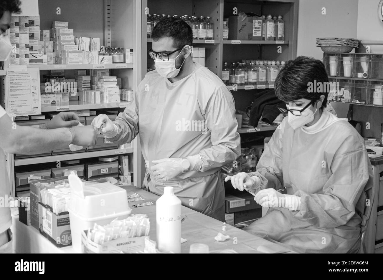 Cremona, Lombardy, Italy - Jan 29th 2021 Dr Aiolo and equipe preparing doses of Pfizer Biontech covid-19 vaccine for vaccination Stock Photo
