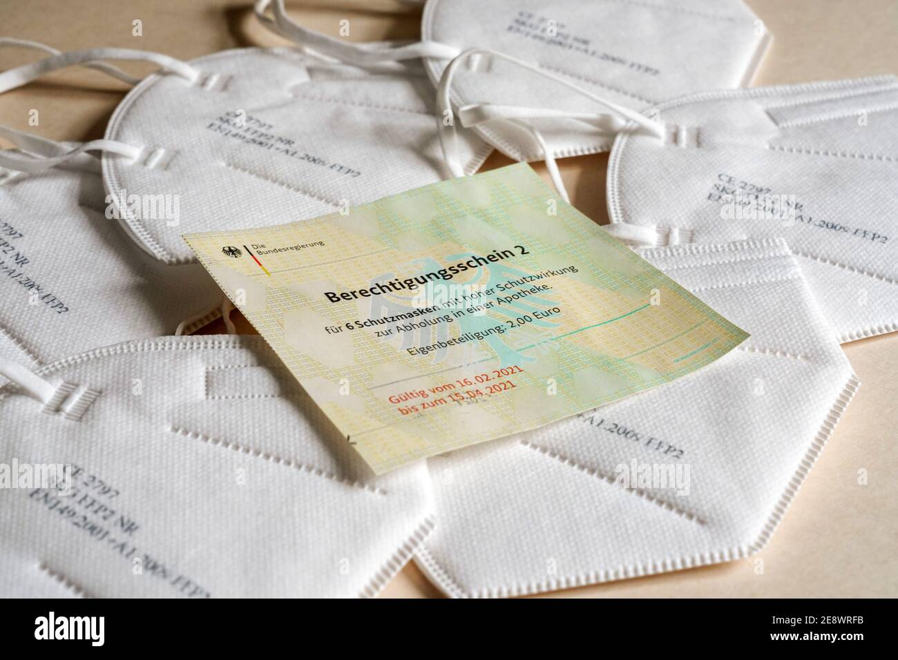 FFP2 Schutzmasken gegen Coronavirus. Zwölf dieser zertifizierten Schutzasken werden mit zwei Berechtigungsscheinen der Bundesregierung an Personen ab 60 Jahren gegen eine Selbstbeteiligung von 2,00 € in Apotheken abgegeben. --- FFP2 protective masks against coronavirus. Twelve of these certified protective masks are given to people aged 60 and over with two authorization certificates from the Federal Government for a deductible of € 2.00 in pharmacies. Stock Photo