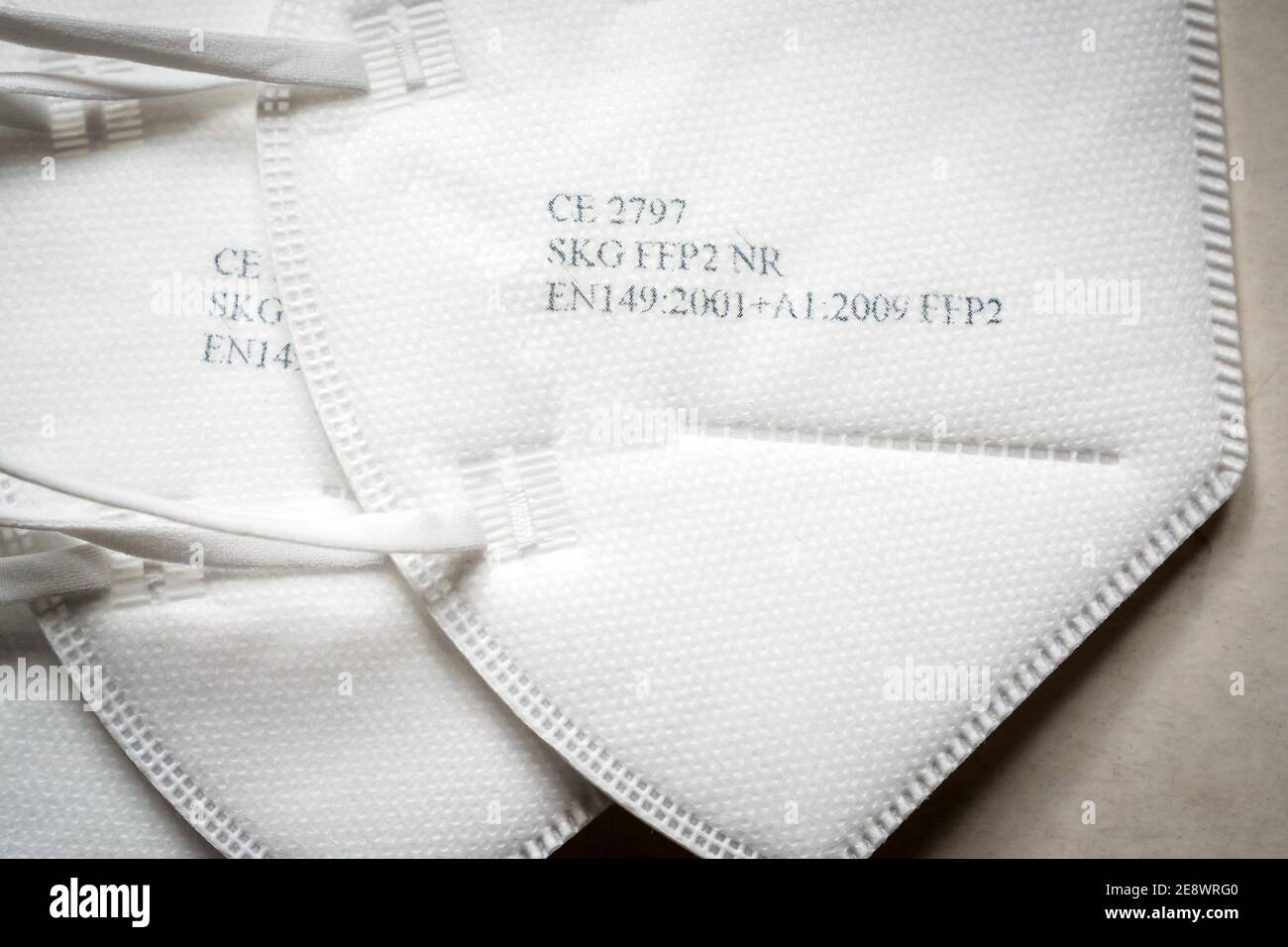 FFP2 Schutzmasken gegen Coronavirus. Aufdruck mit der Zertifizierung, der Herstellernummer, der Prüfinstanz und dem CE-Zeichen Stock Photo