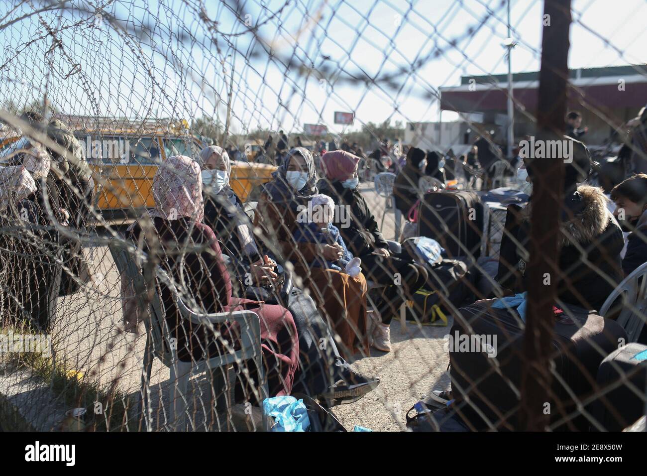Egypt, GAZA. 1st Feb, 2021. Gaza (PALESTINA), 01/02/2021 - ABERTURA/FRONTEIRA DA RAFAH /PALESTINA- Palestinos usam mascaras protetoras em meio a disseminacao do Coronavirus (Covid 19), esperando ao lado de suas bagagens para obter autorizacoes de viagem para cruzar a fronteira de Rafah no sul da Faixa de Gaza, apos anunciar que O Egito vai reabri-lo de 1 a 4 de fevereiro. Credit: Yousef Masoud/TheNEWS2/ZUMA Wire/Alamy Live News Stock Photo