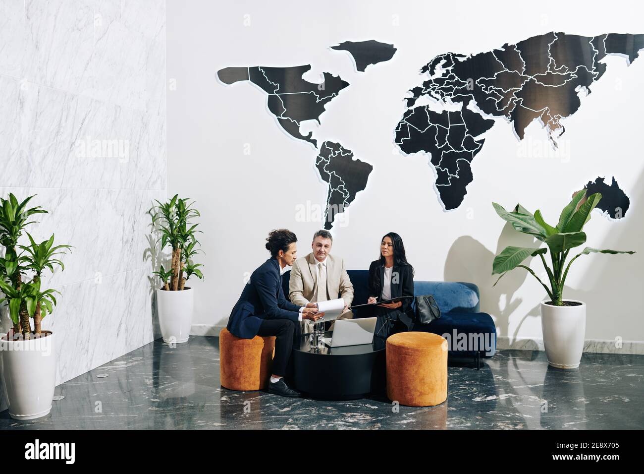 Office business technology people hi-res stock photography and images ...