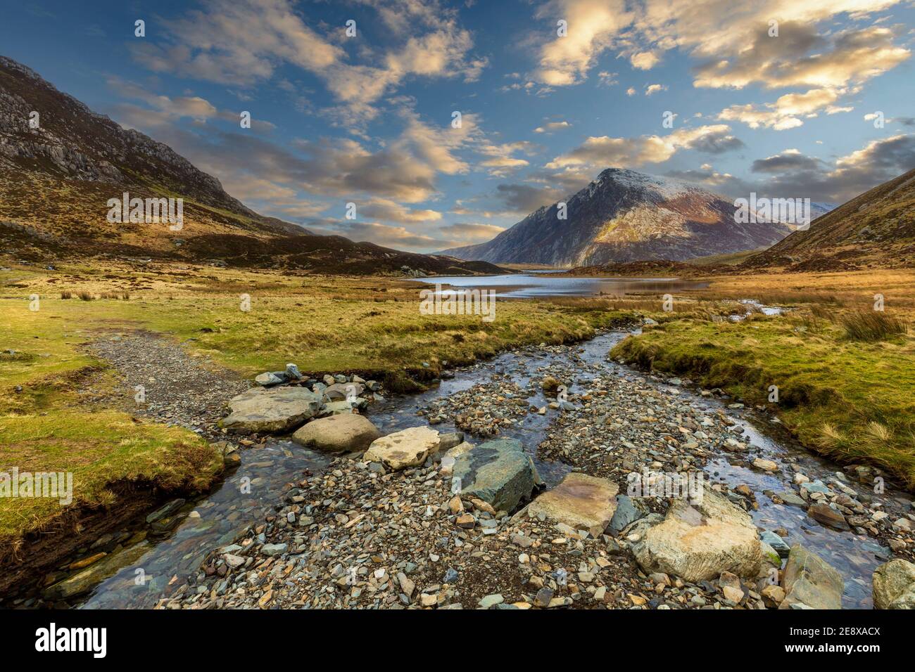 Stepping stones across the stream leading to Lake Idwal in Cwm Idwal Nature Reserve with Pen yr Ole Wen mountain in the background, Snowdonia, Wales Stock Photo