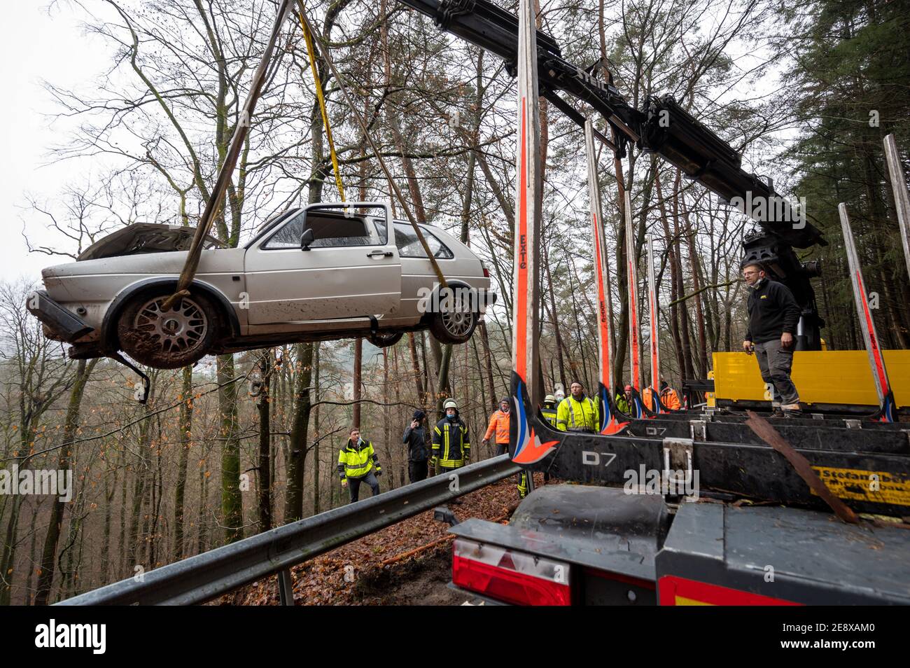 Kordel, Germany. 01st Feb, 2021. The car which hung on a slipped slope