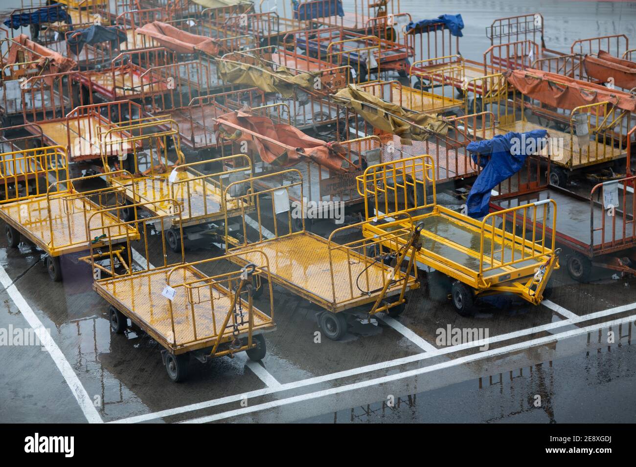 Airport luggage truck hires stock photography and images Alamy