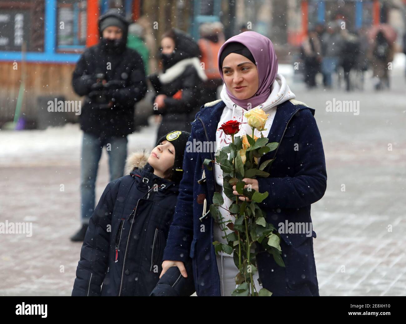 Non Exclusive: KYIV, UKRAINE - FEBRUARY 1, 2021 - A woman in a hijab gives out roses on Khreshchatyk Street on World Hijab Day, Kyiv, capital of Ukrai Stock Photo