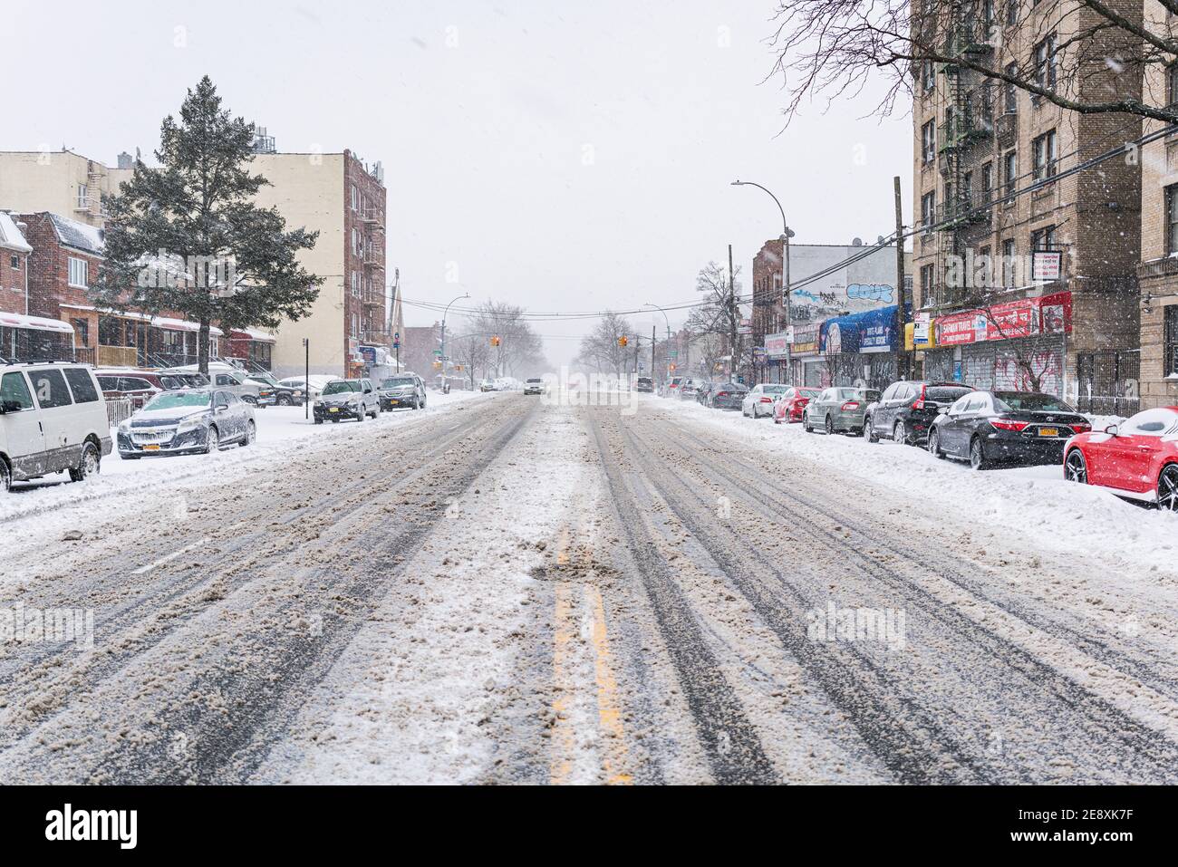 Bronx, USA. 01st Feb, 2021. A major nor'ester has moved into the tri-state  area with strong winds and heavy snow. Winter storm warnings issued by the  National Weather Service in Bronx, New