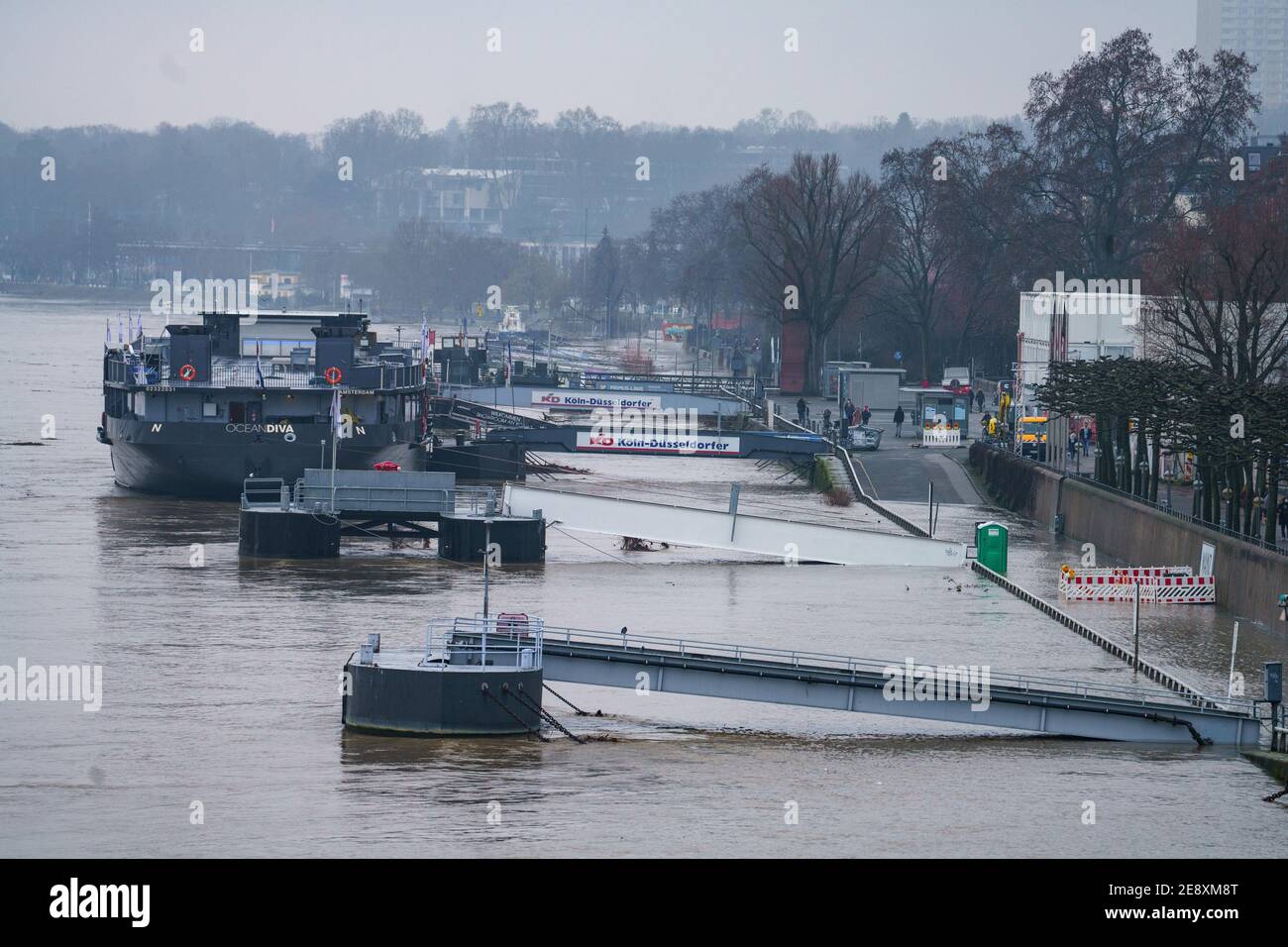 En smule Konkret data Mainz, Germany. 01st Feb, 2021. The Rhine has slightly overflowed its banks  below the Rheingoldhalle. The peak height of about 6.25 meters is expected  at the gauge Mainz for 02.02.2021, announced the