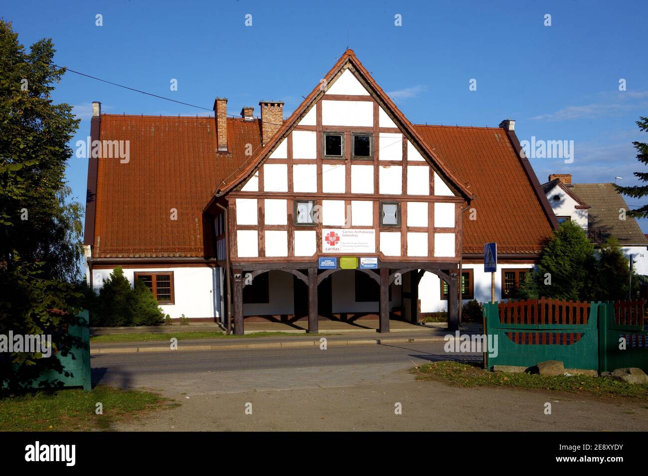 Poland, Krzywe Kolo, Pomeranian voivodeship, arcaded house Stock Photo