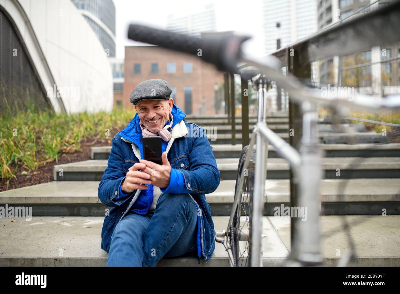 Happy outdoors retired hi-res stock photography and images - Alamy