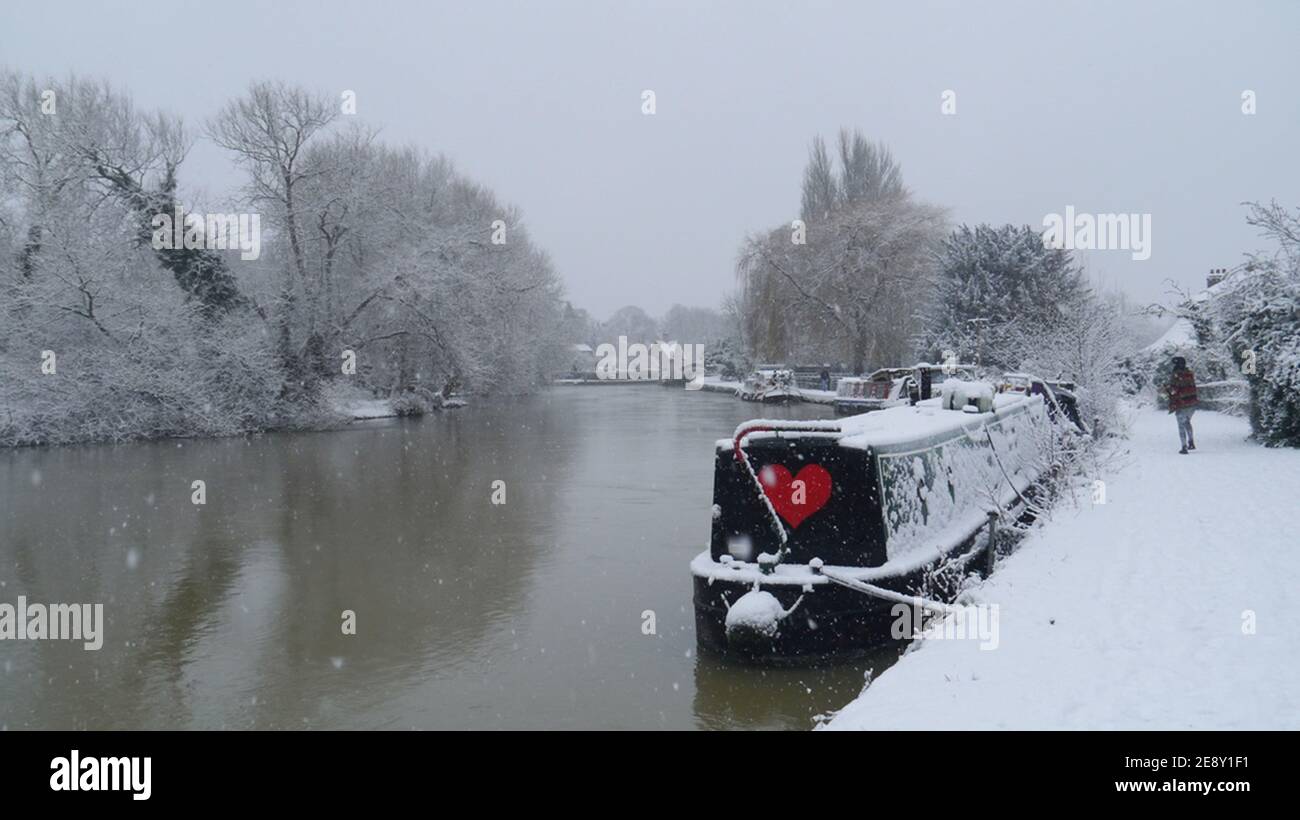 Oxford, UK. UK Weather. Heavy snow by River Thames, near Iffley Lock, Oxford, Oxfordshire. Credit: Amy Deats/Alamy Stock Photo