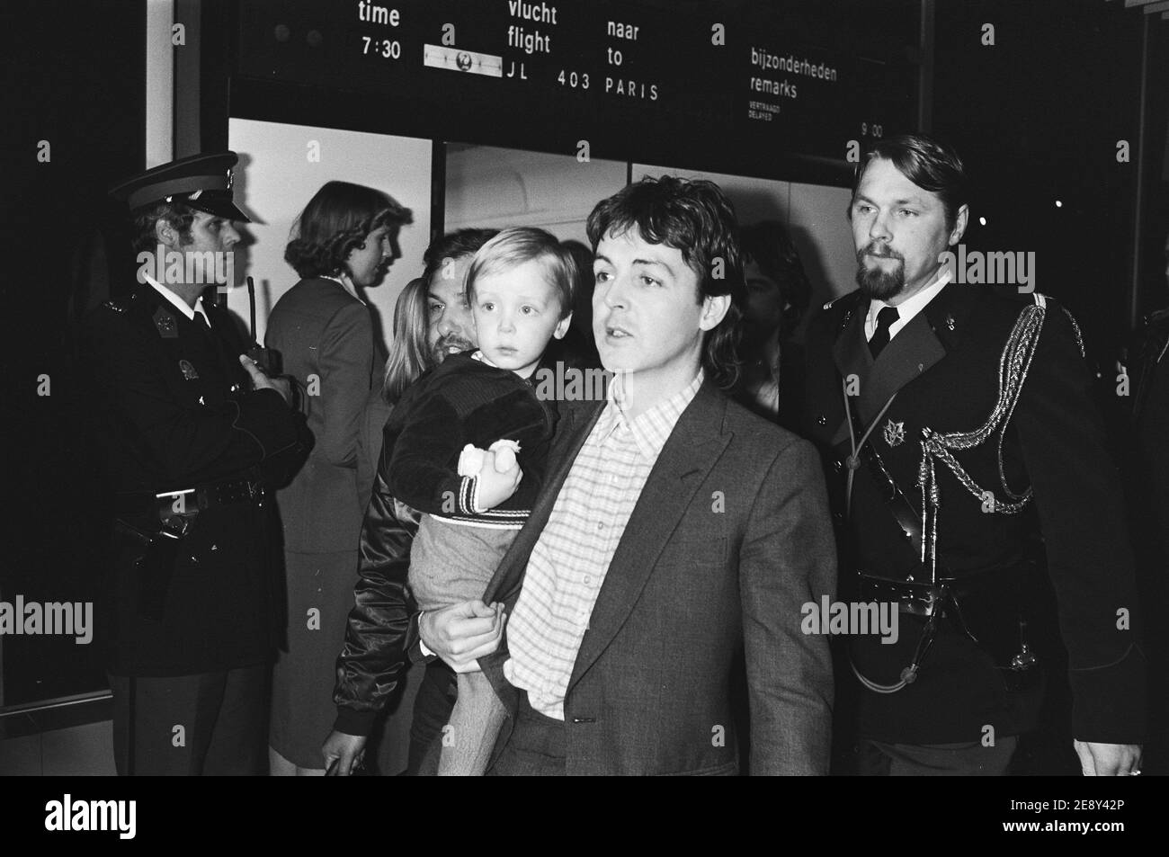The Beatles Paul McCartney with kid (Stella McCartney) at Schiphol after deportation by Japan due to owns marijuana Stock Photo