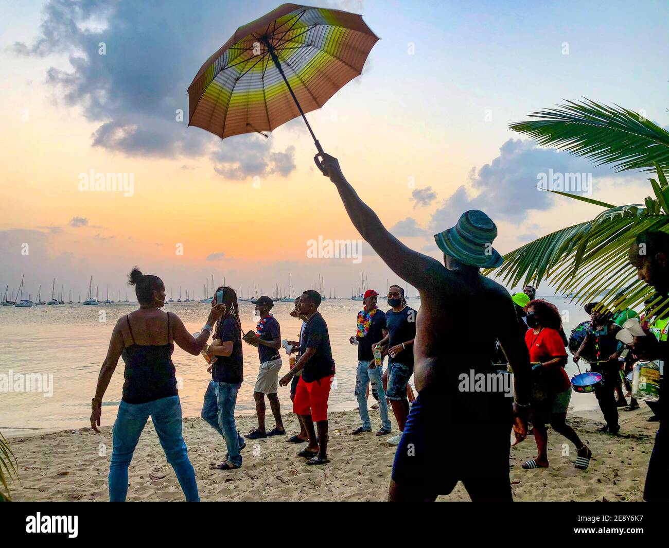 Sainte Anne, France. 31st Jan, 2021. pictures of yesterday Sunday 31st. Carnival is banned in many regions in the Antilles because of Covid19, but some groups do not respect this ban and go to the beaches to do carnival. Some tourists are enjoying the party. Credit: Manuel JEAN-FRANCOIS/Alamy Live News Stock Photo