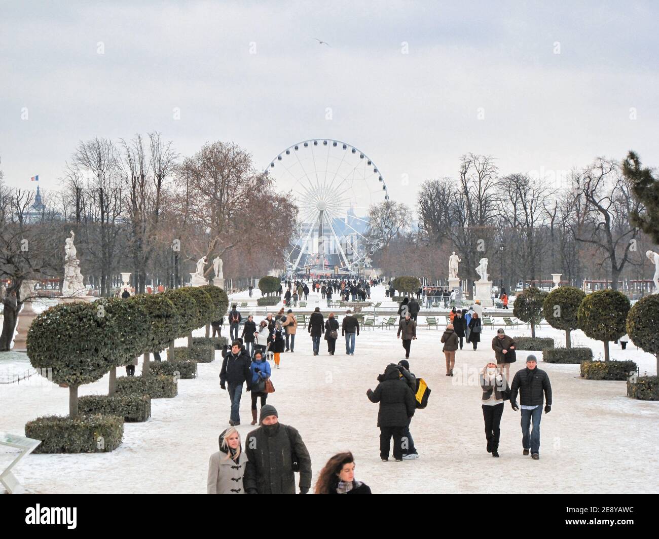 Paris woman sculpture tuileries hi-res stock photography and images - Alamy