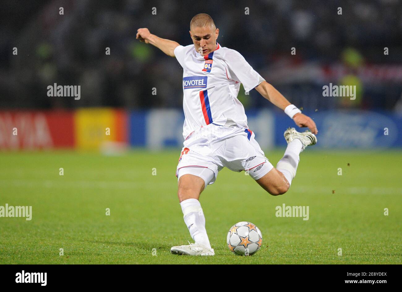 Olympique Lyonnais' Karim Benzema fires a shot past Steaua Bucuresti's  Sorin Ghionea Stock Photo - Alamy