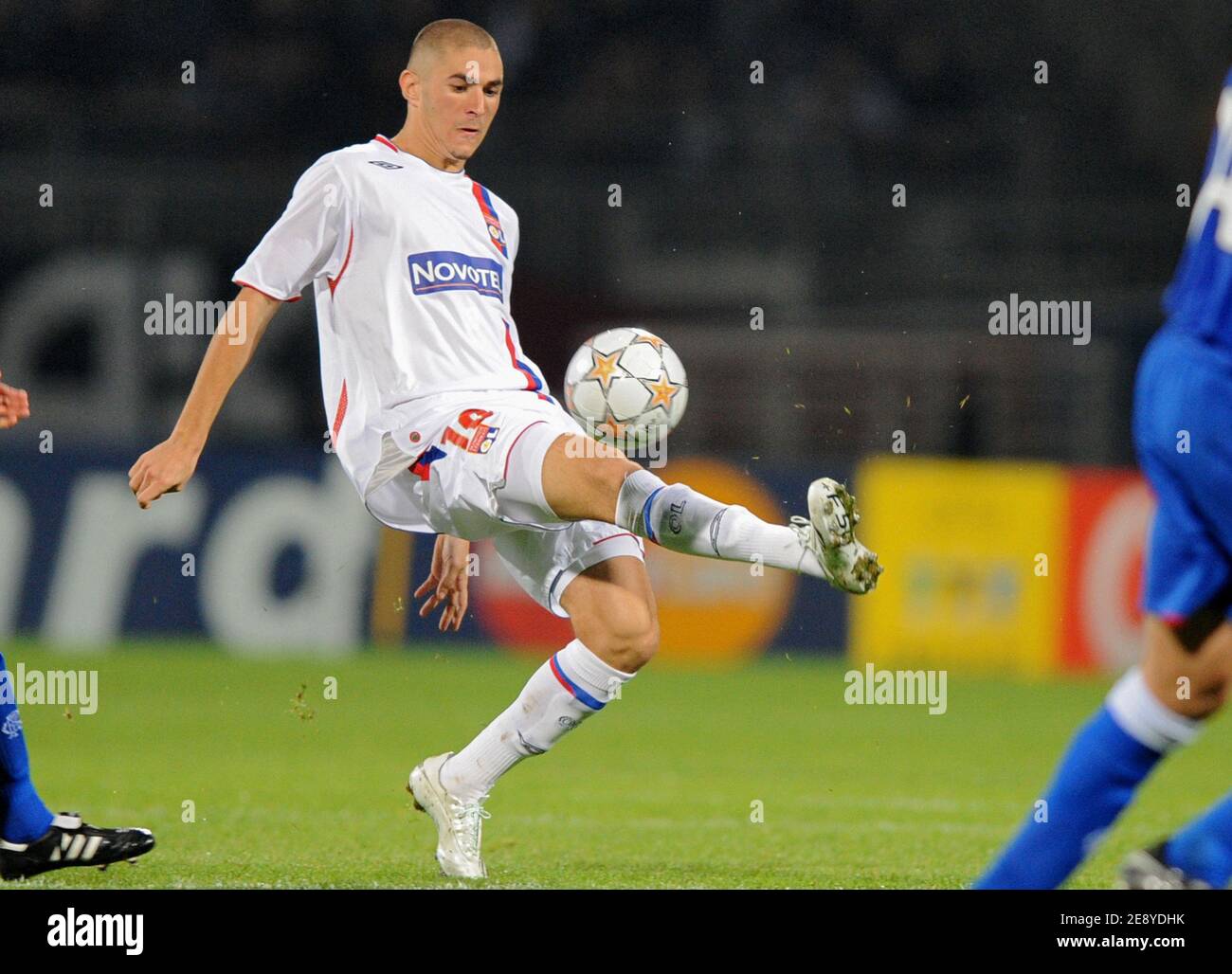 Olympique Lyonnais' Karim Benzema fires a shot past Steaua Bucuresti's  Sorin Ghionea Stock Photo - Alamy