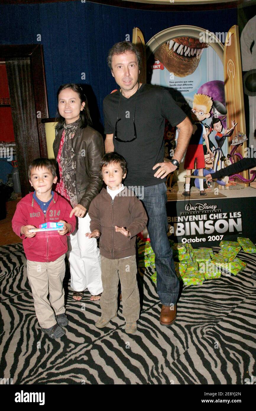 Meet the robinsons hi-res stock photography and images - Page 3 - Alamy, image size:866x1390